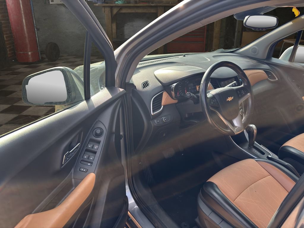 Used 2020 Chevrolet Trax LT w/ LT Convenience Package image 17