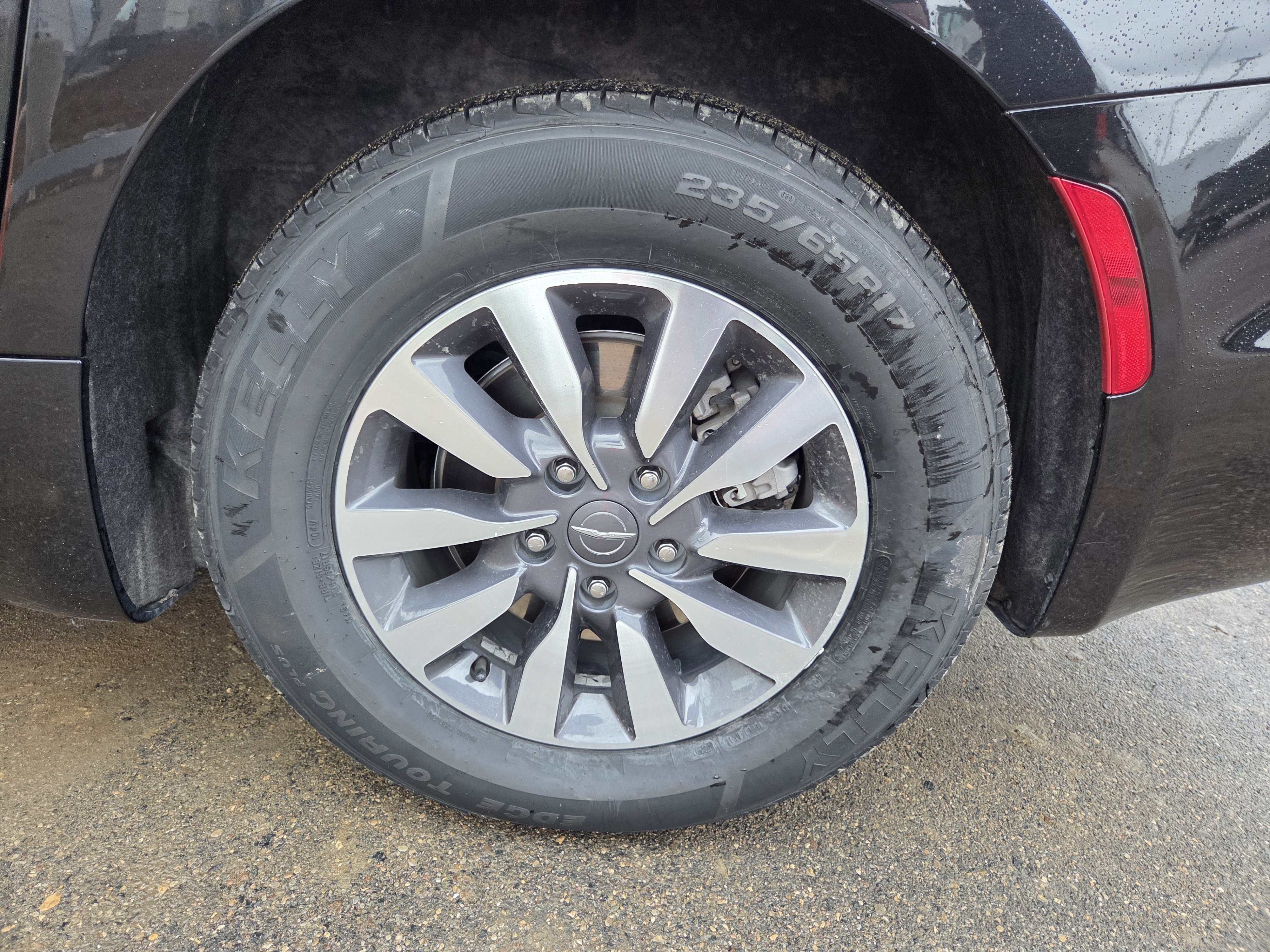 Used 2023 Chrysler Pacifica Limited FWD image 10