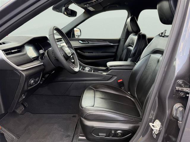 Used 2024 Jeep Grand Cherokee L Limited w/ Black Appearance Package AWD/4WD image 11