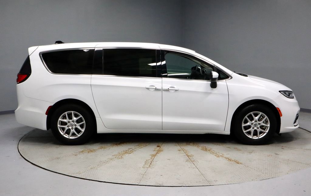 Used 2023 Chrysler Pacifica Touring-L image 6