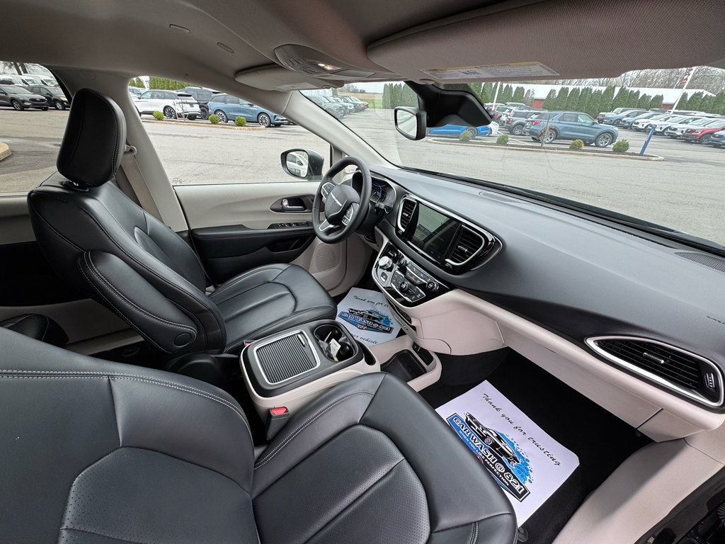 Used 2023 Chrysler Pacifica Touring-L FWD image 11
