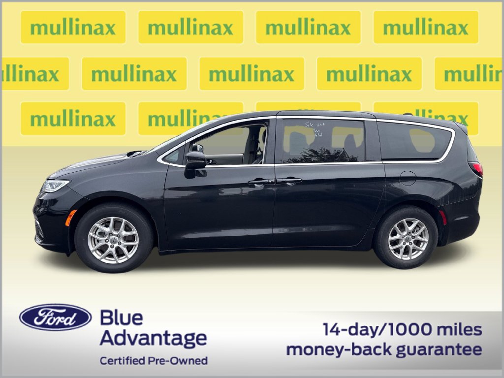Used 2023 Chrysler Pacifica Touring-L FWD image 12