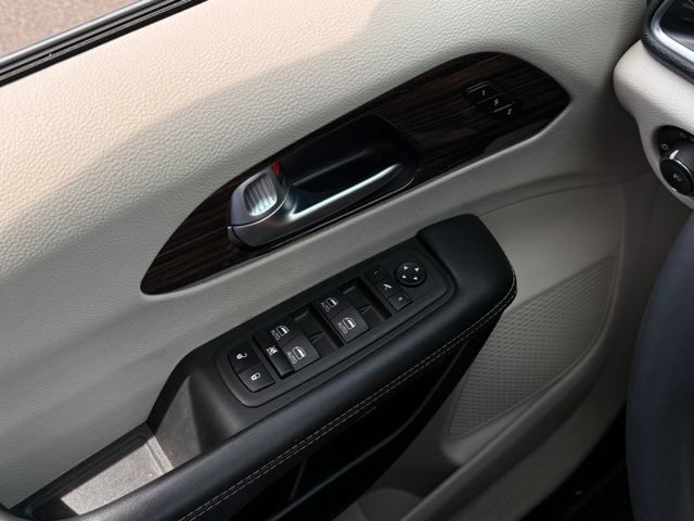 Used 2023 Chrysler Pacifica Limited FWD image 37