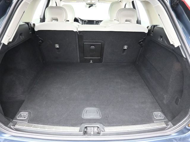 Used 2022 Volvo XC60 B5 Momentum image 27