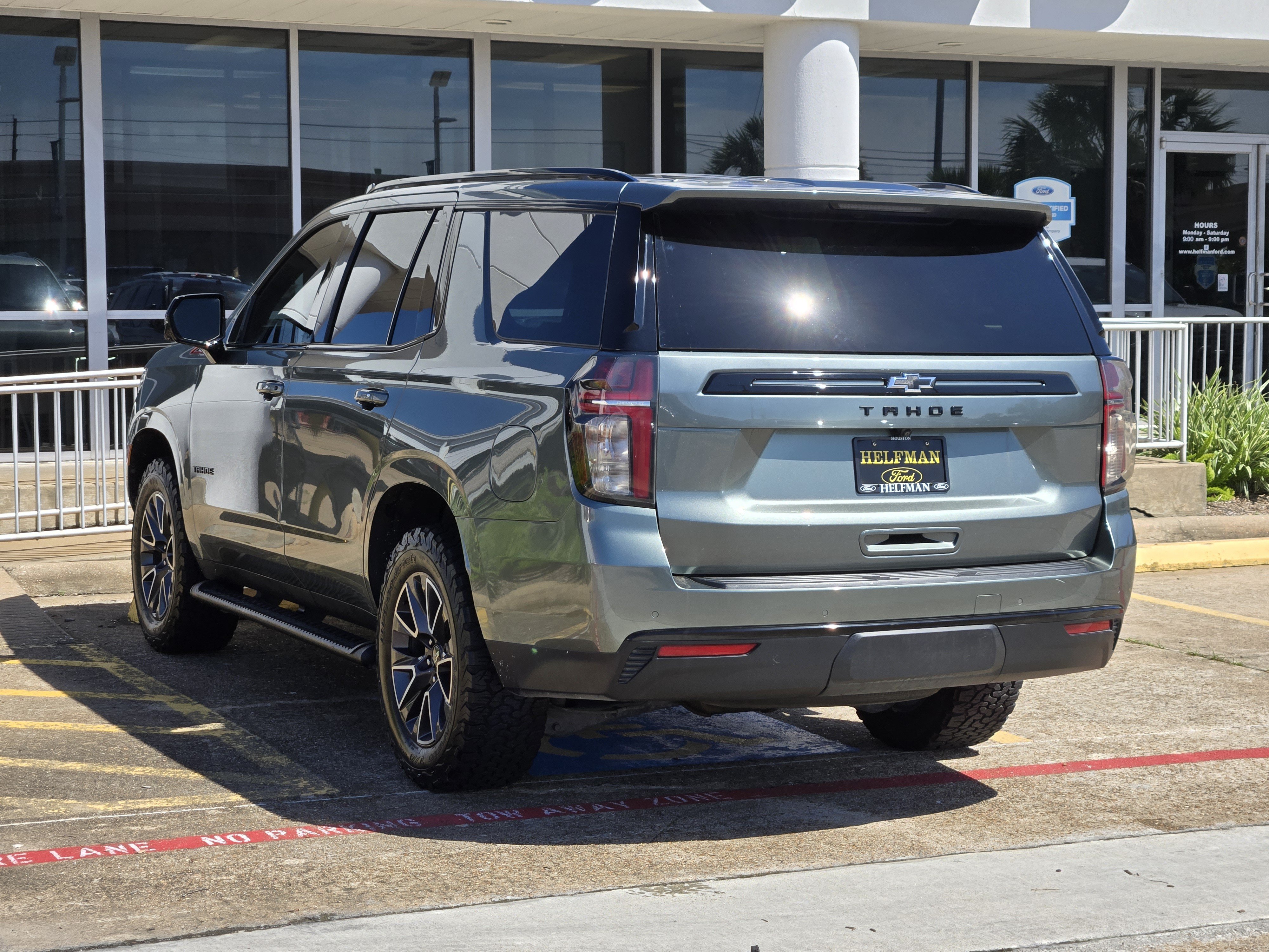 Used 2023 Chevrolet Tahoe Z71 w/ Luxury Package AWD/4WD image 3