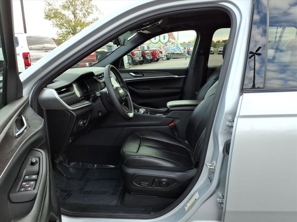 Used 2024 Jeep Grand Cherokee L Limited w/ Luxury Tech Group II image 11