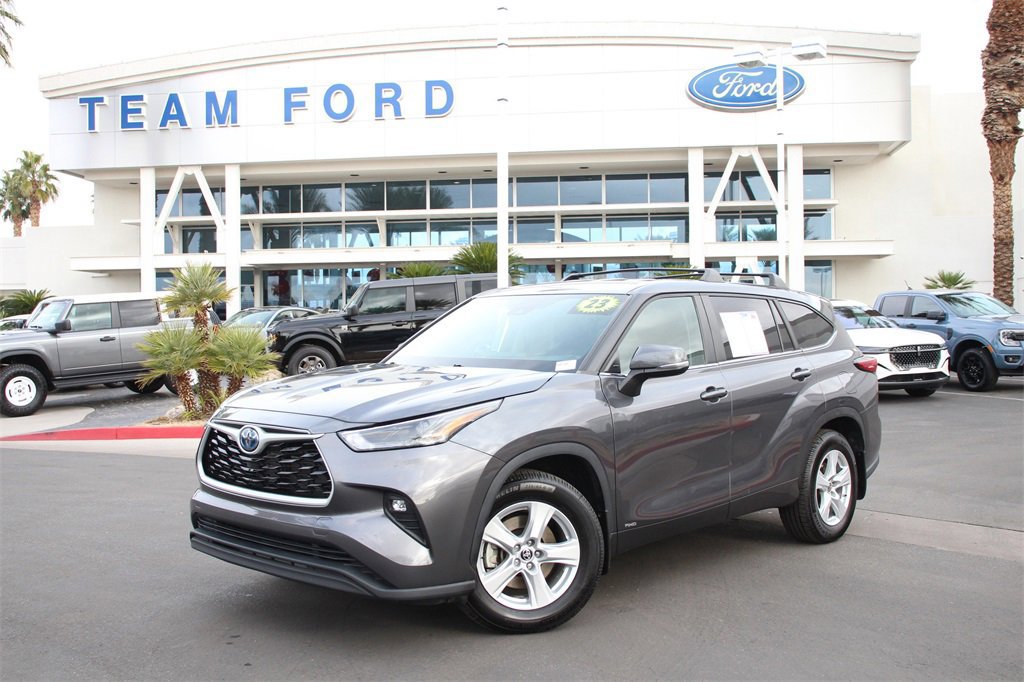 Used 2023 Toyota Highlander LE image 2