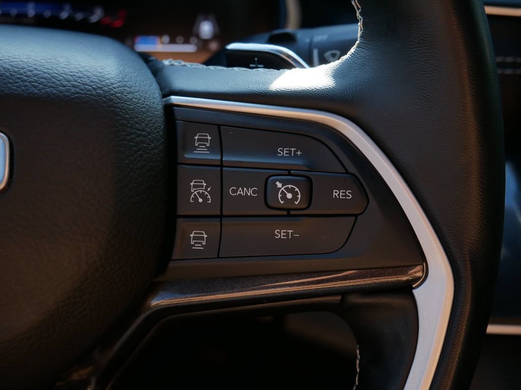 Used 2022 Jeep Grand Cherokee Altitude AWD/4WD image 18