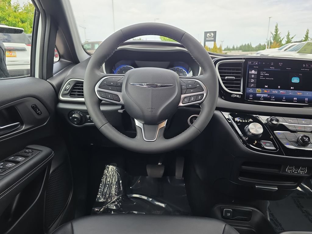 Used 2025 Chrysler Pacifica Select FWD image 9