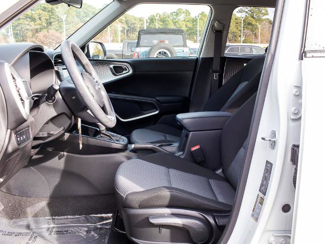 Used 2023 Kia Soul LX image 16
