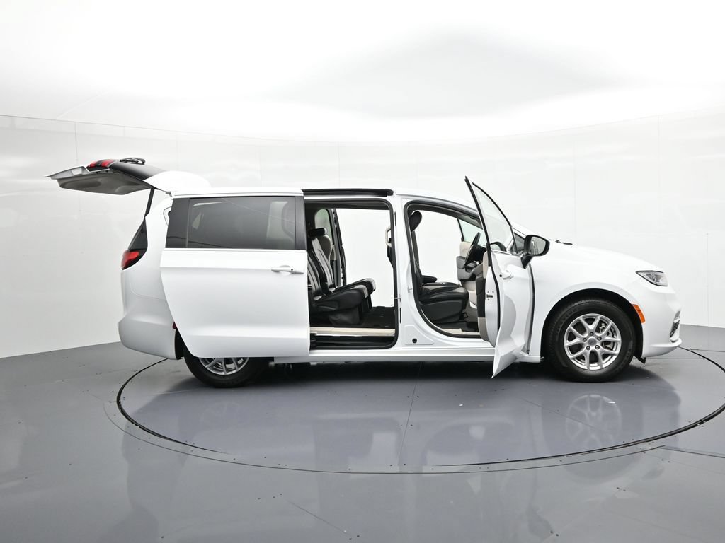 Used 2023 Chrysler Pacifica Touring-L FWD image 37