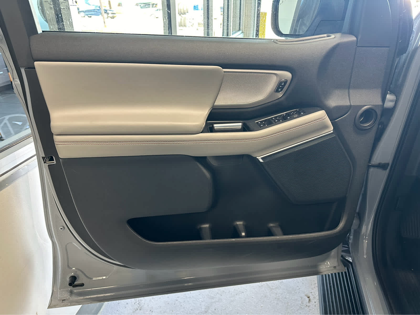 Certified 2025 Ford Expedition Active AWD/4WD image 9