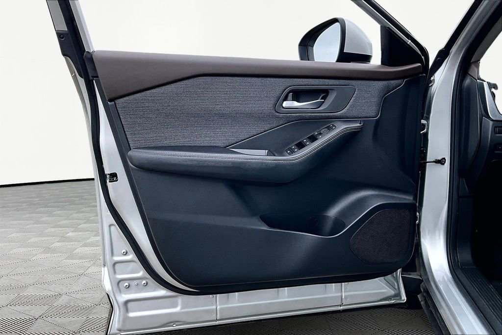 Used 2023 Nissan Rogue SV AWD/4WD image 23