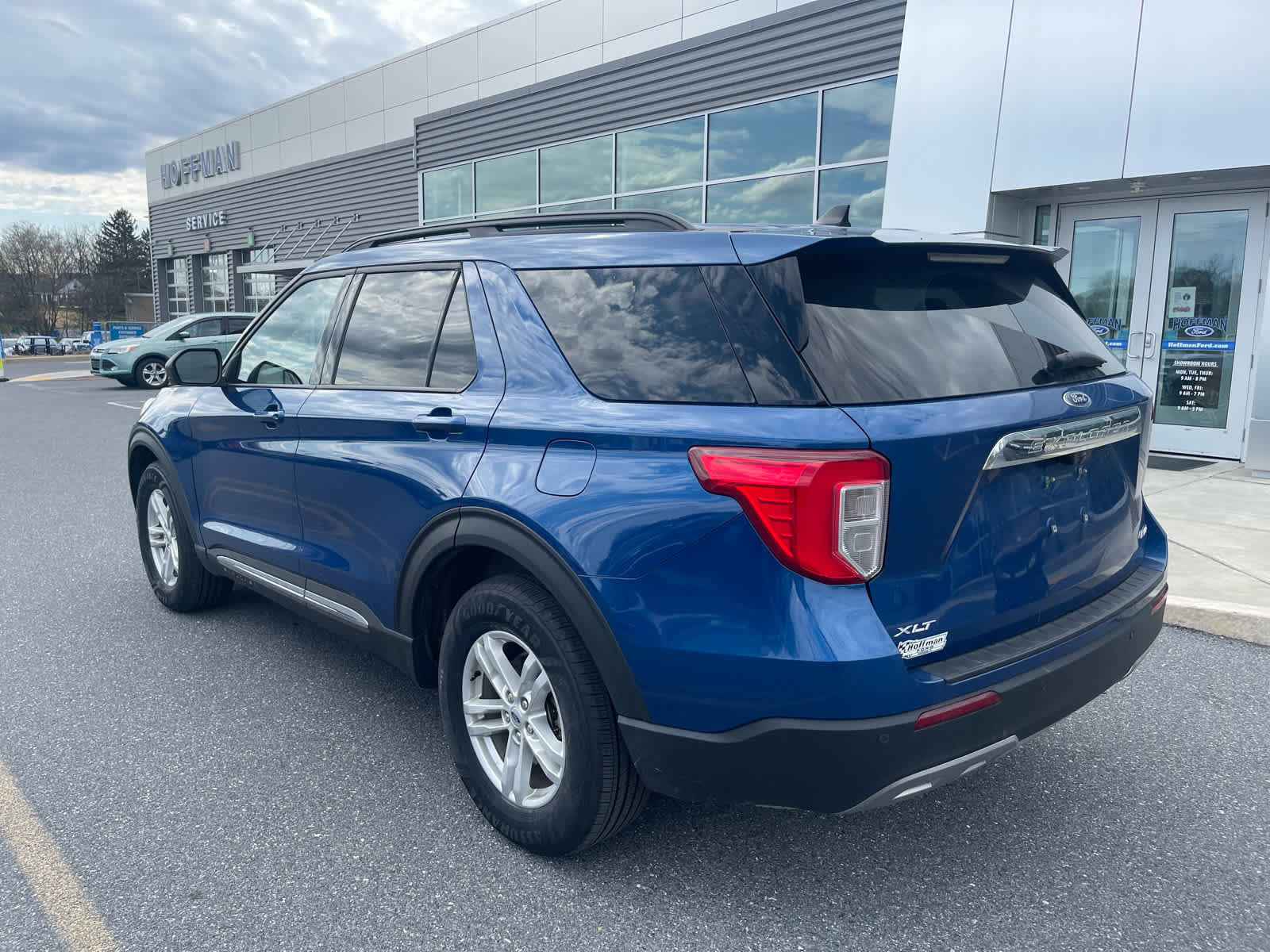 Certified 2022 Ford Explorer XLT w/ Equipment Group 202A image 3