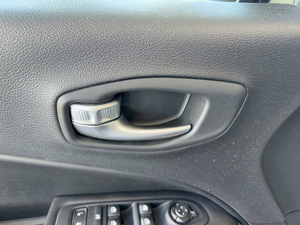 Used 2018 Jeep Compass Latitude FWD image 9
