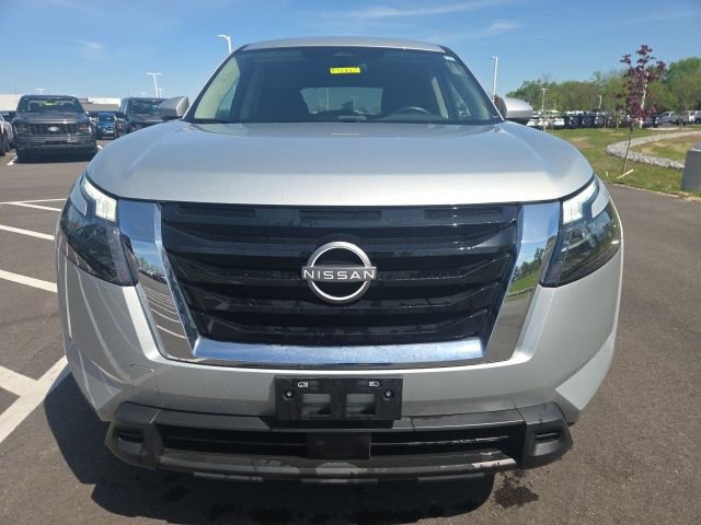 Used 2025 Nissan Pathfinder SV FWD image 3
