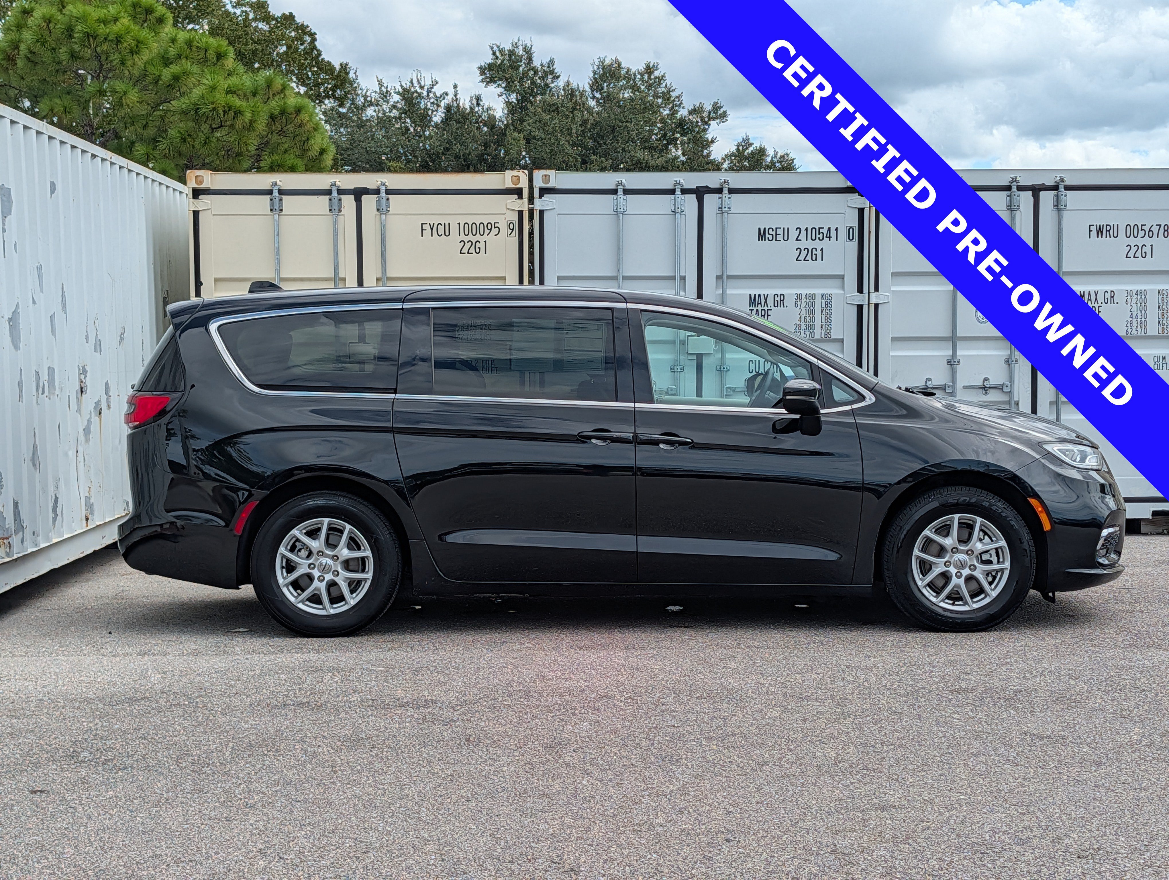 Used 2023 Chrysler Pacifica Touring-L FWD image 4