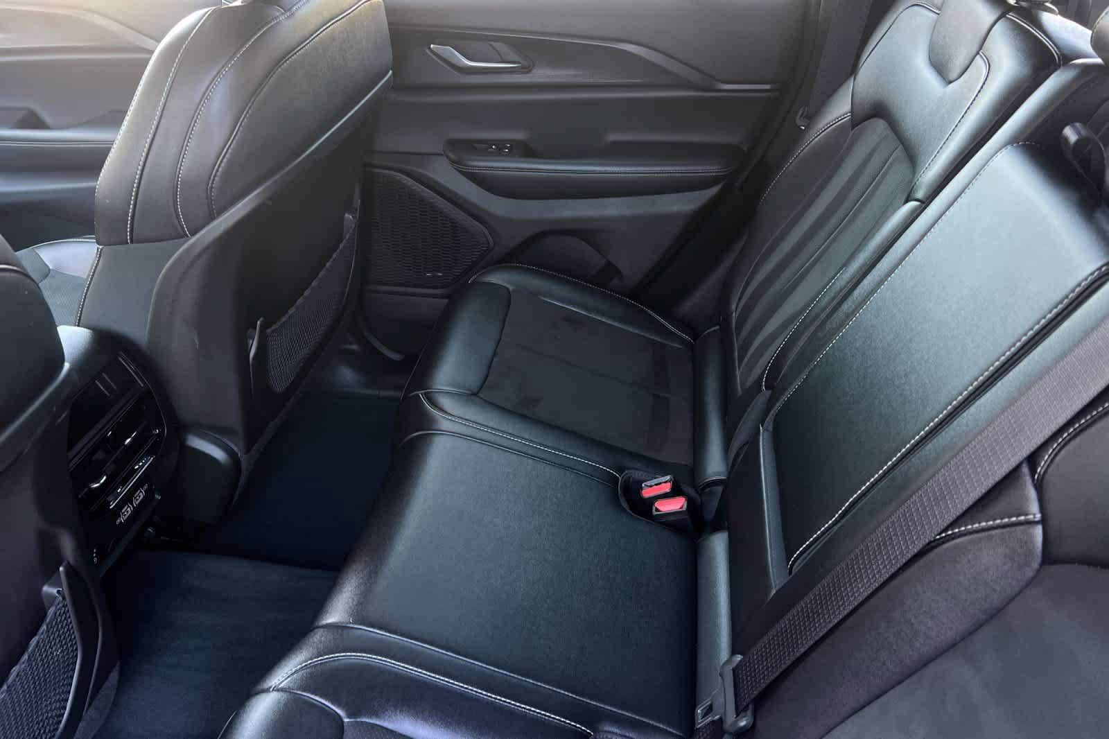 Used 2023 Jeep Grand Cherokee Altitude AWD/4WD image 4