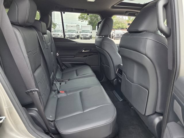 Used 2024 Lexus GX 550 w/ Accessory Package (2T) AWD/4WD image 18