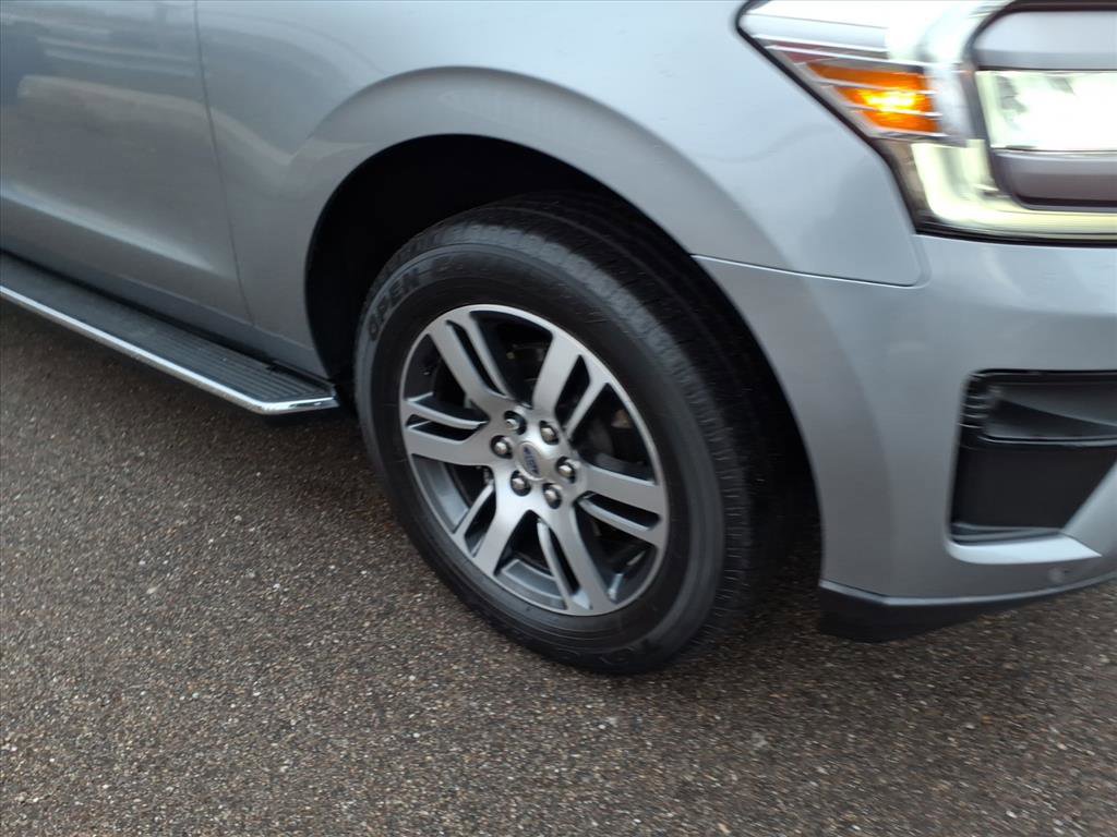 Certified 2023 Ford Expedition Max XLT image 5