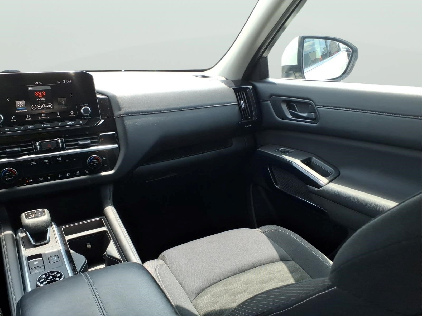 Used 2025 Nissan Pathfinder SV AWD/4WD image 12