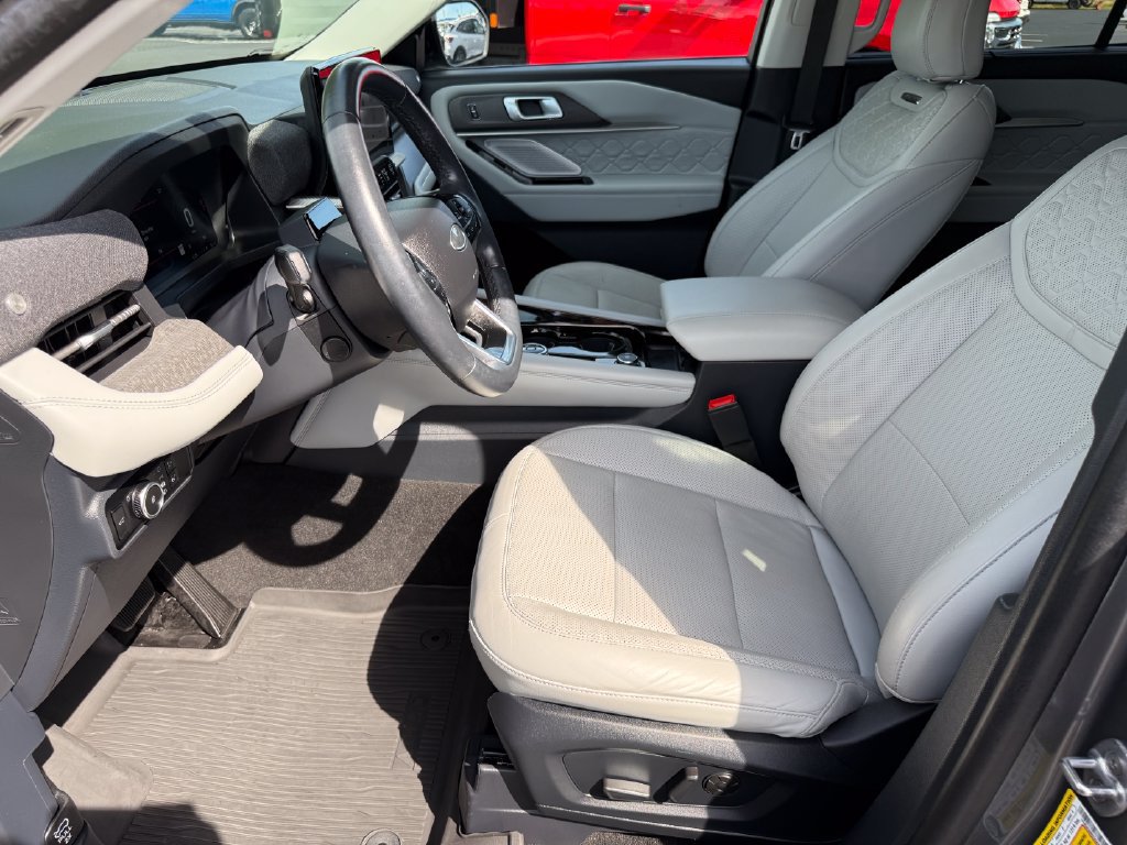 Certified 2025 Ford Explorer Platinum w/ LUX Leather Package AWD/4WD image 16