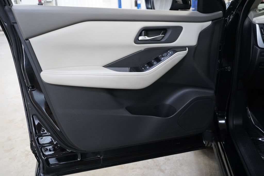 Used 2025 Nissan Rogue SV FWD image 14