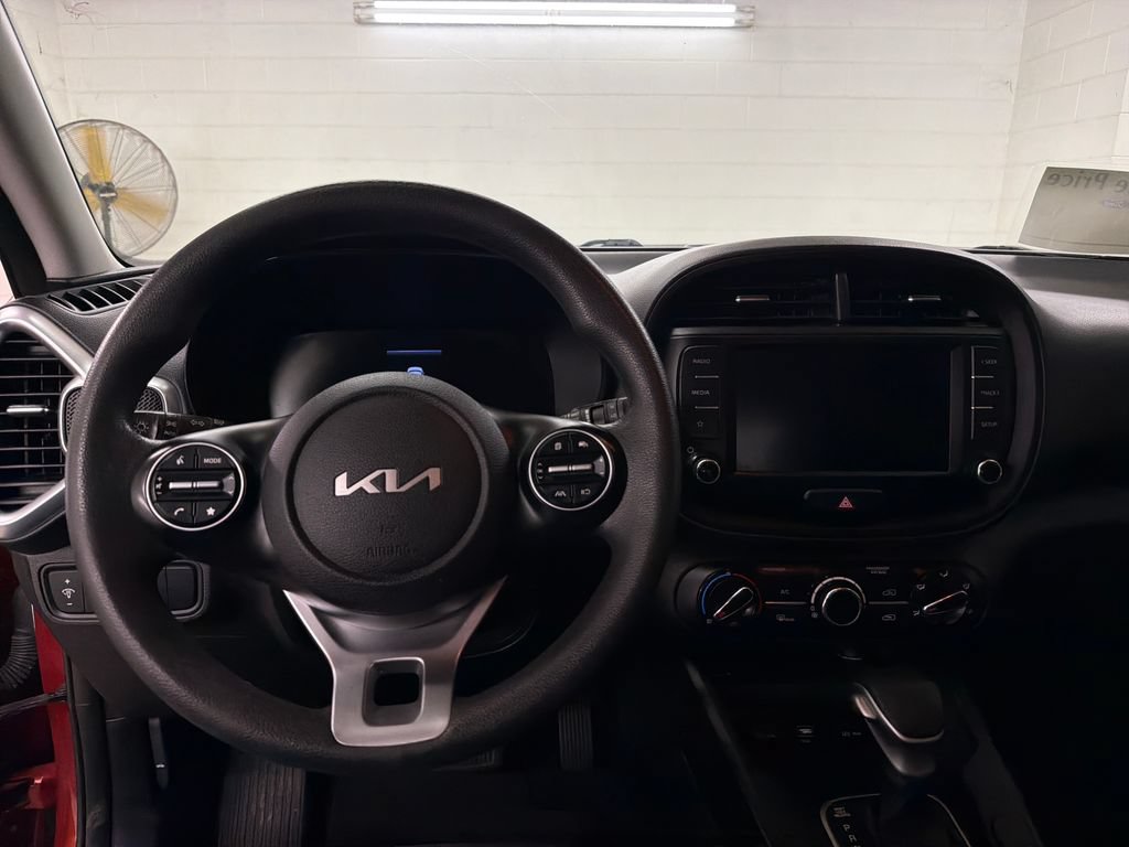 Used 2023 Kia Soul LX FWD image 9