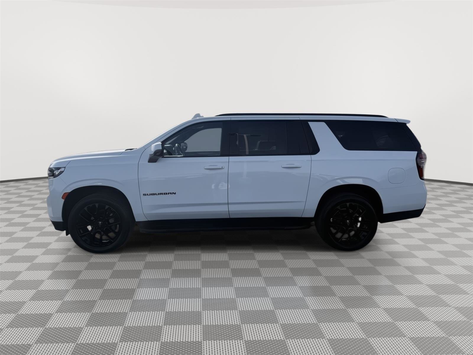 Used 2024 Chevrolet Suburban RST w/ Luxury Package image 2