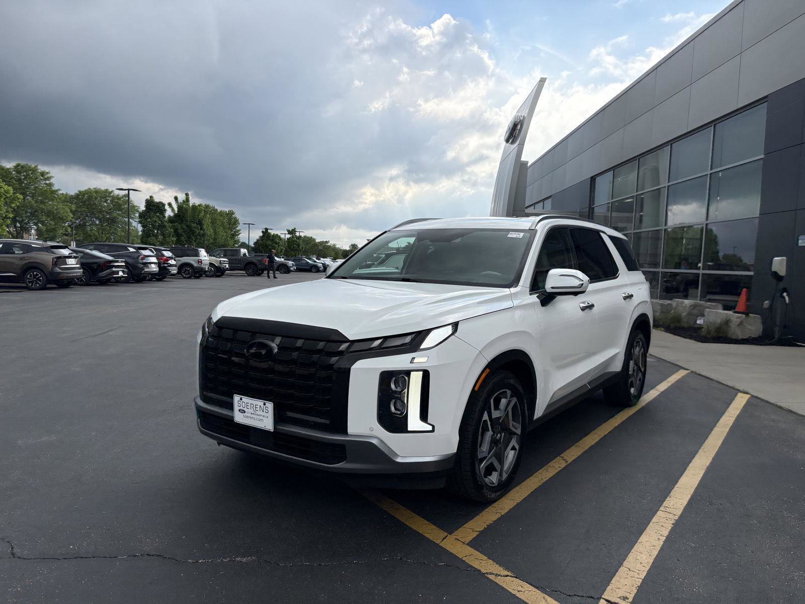 Used 2024 Hyundai Palisade Limited AWD/4WD image 3