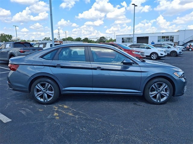 Used 2024 Volkswagen Jetta SE image 2