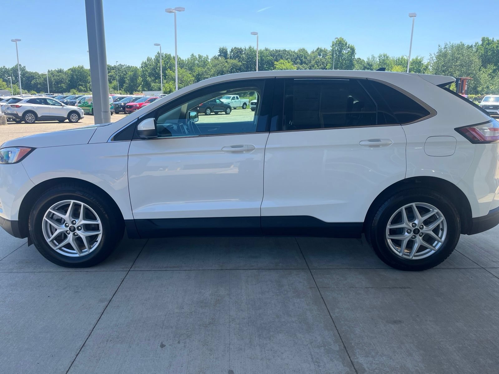 Certified 2023 Ford Edge SEL w/ Convenience Package AWD/4WD image 2