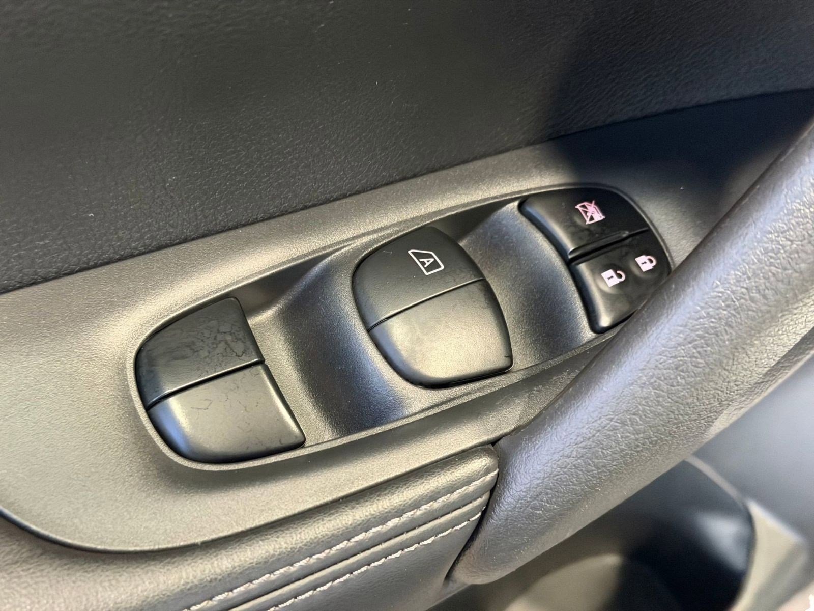 Used 2018 Nissan Rogue SL w/ Premium Package image 24