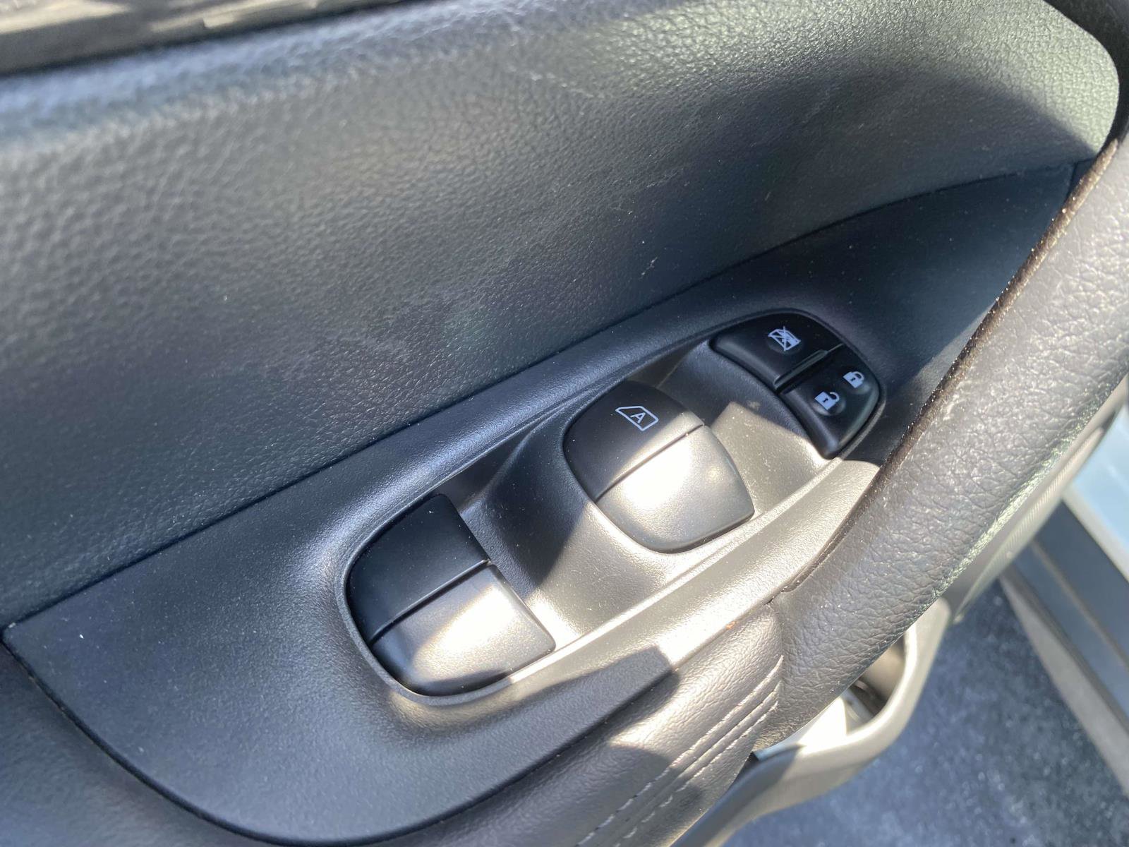 Used 2017 Nissan Rogue SV w/ SV Premium Package FWD image 18
