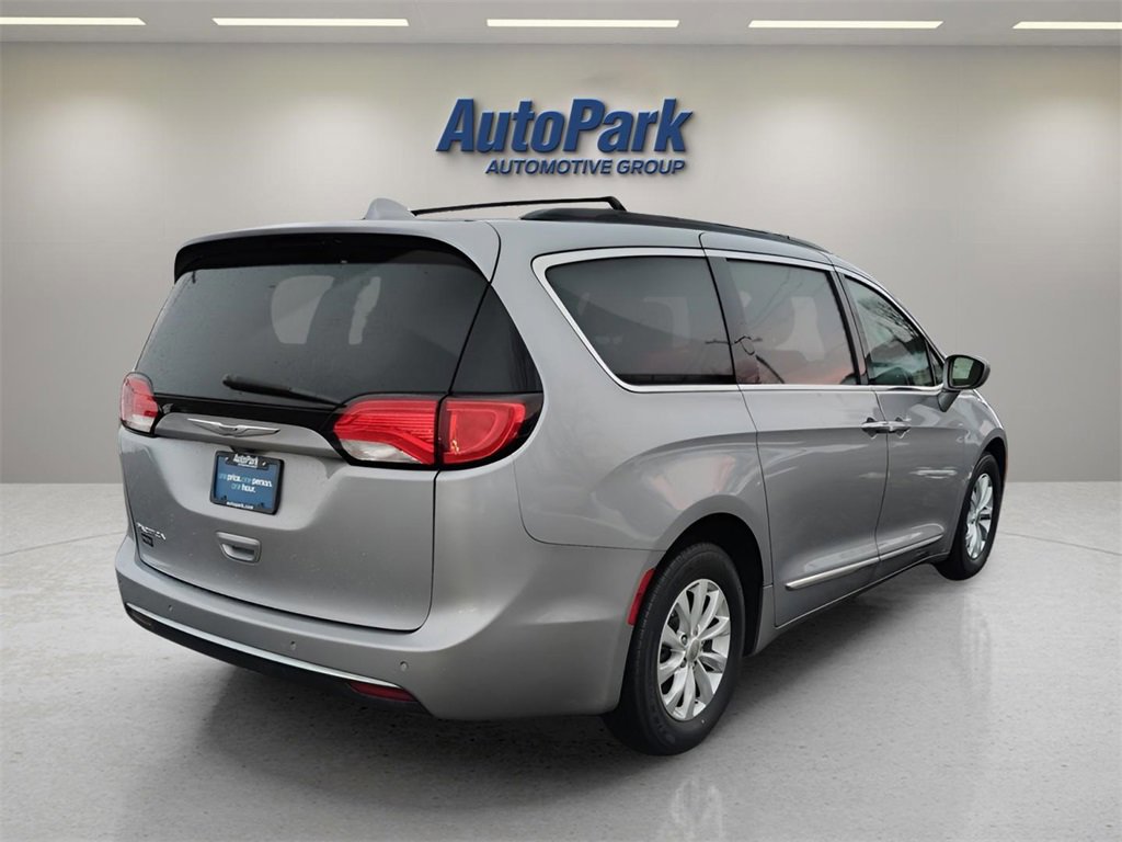 Used 2017 Chrysler Pacifica Touring-L image 5