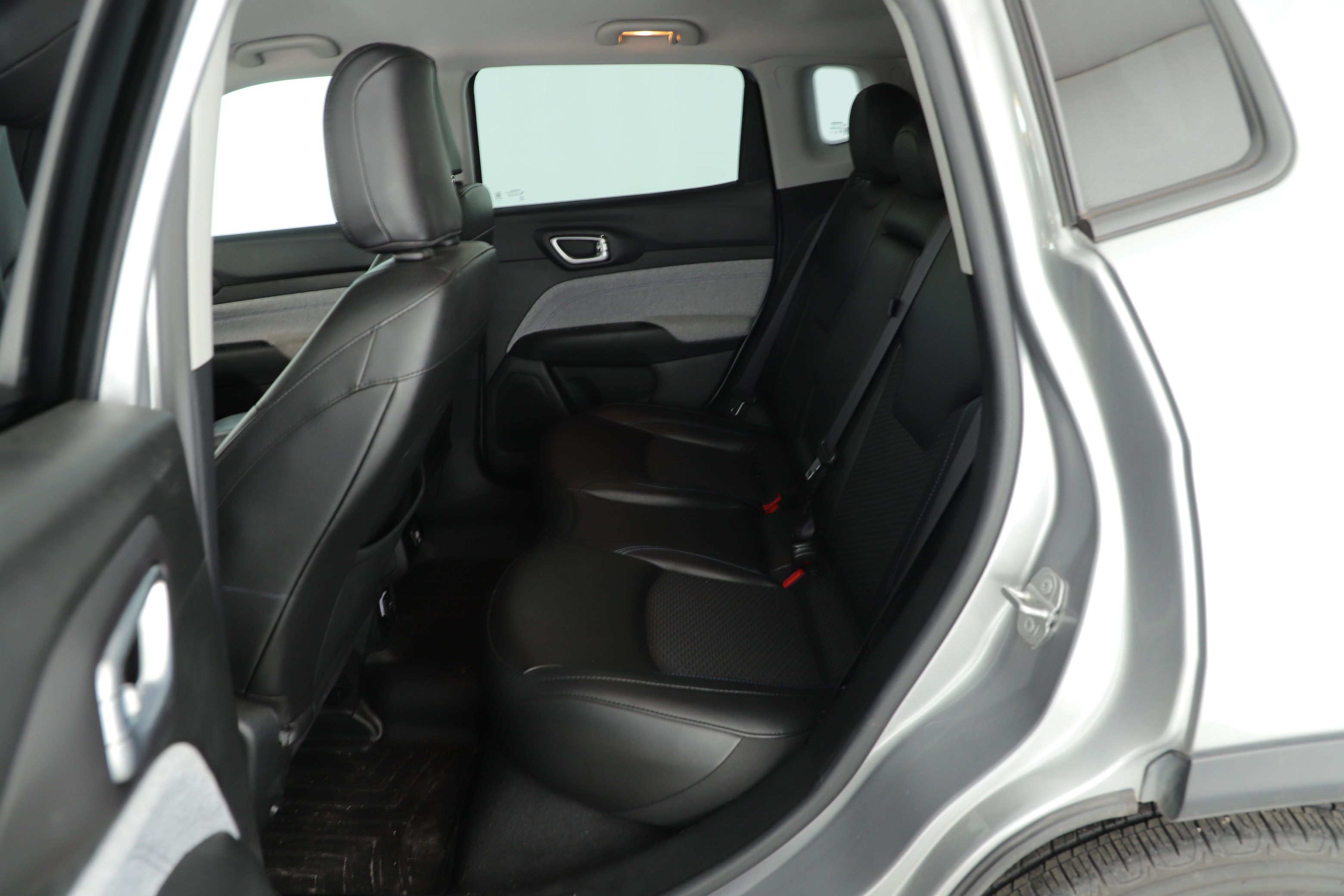 Used 2022 Jeep Compass Latitude FWD image 11