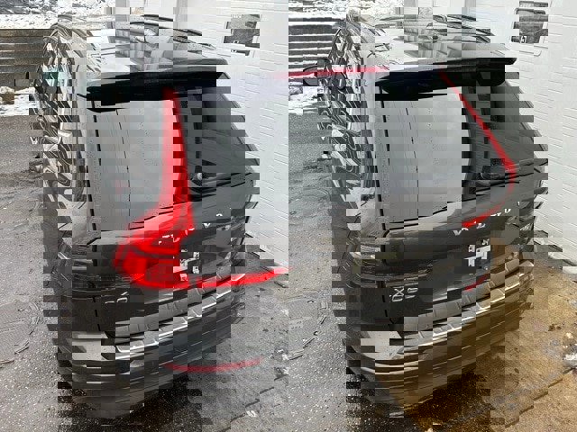 Used 2022 Volvo XC60 B5 Momentum w/ Climate Package image 7