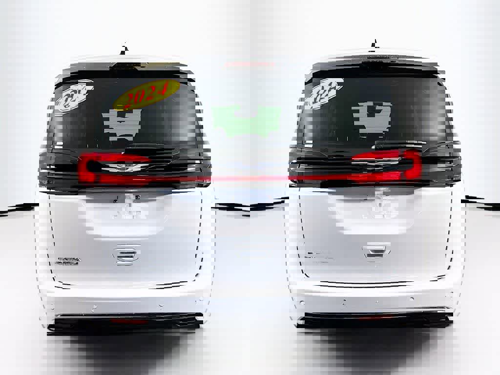 Used 2024 Chrysler Pacifica Touring-L image 5