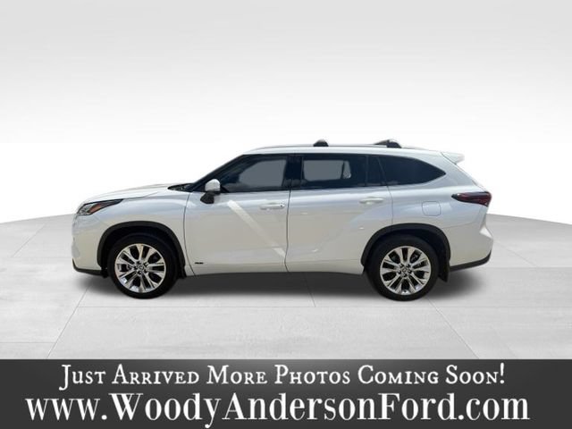 Used 2024 Toyota Highlander Limited AWD/4WD image 3
