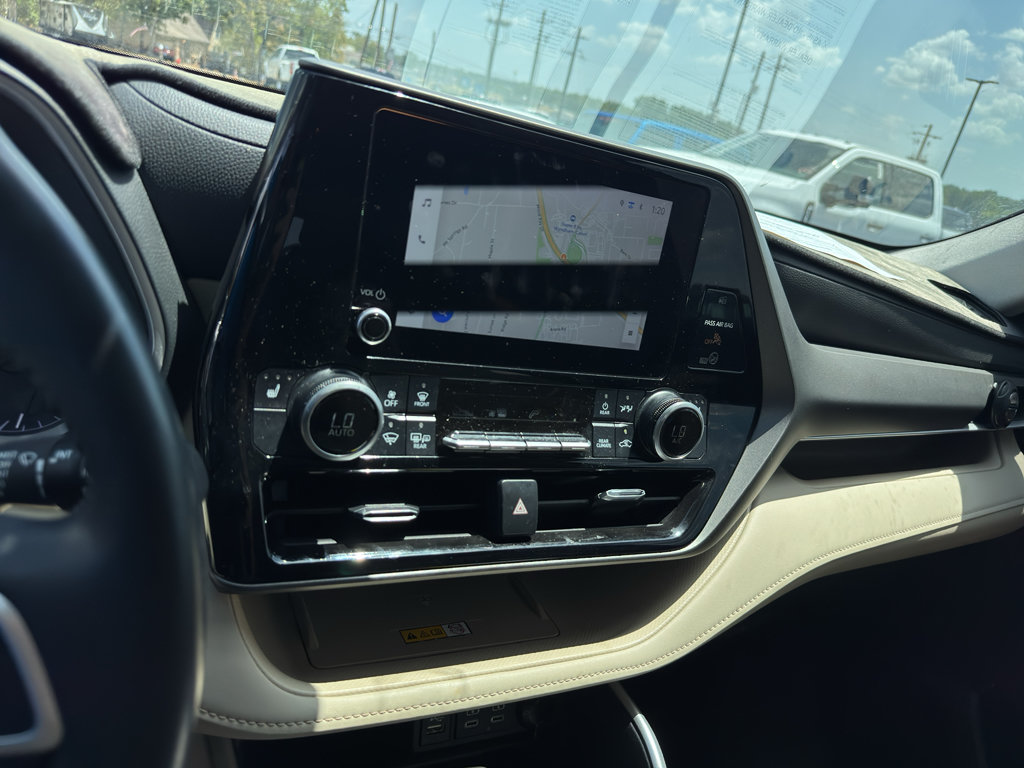 Used 2024 Toyota Highlander XLE FWD image 15
