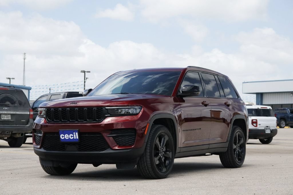 Used 2023 Jeep Grand Cherokee Laredo RWD image 2