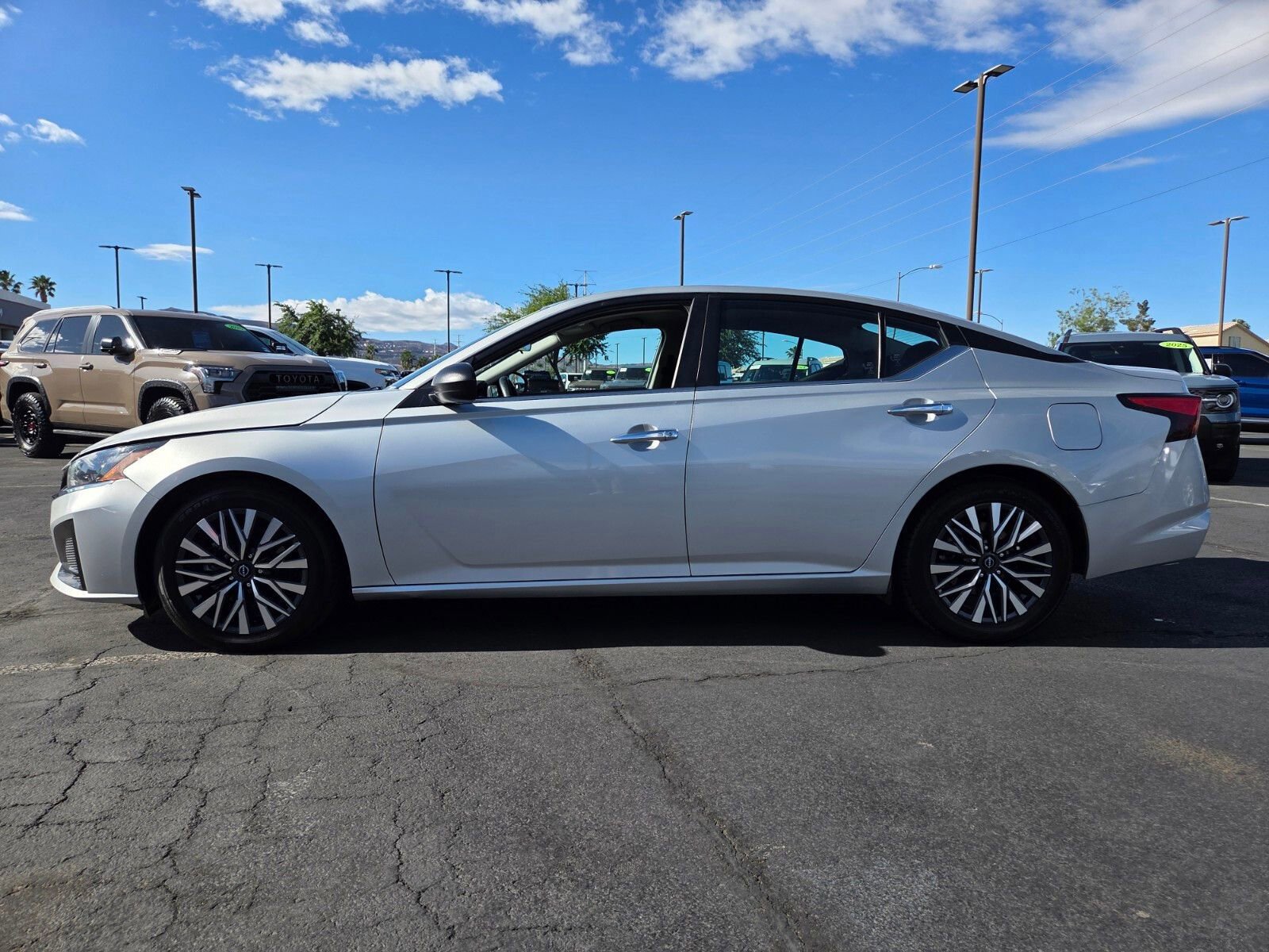 Used 2024 Nissan Altima 2.5 SV FWD image 2