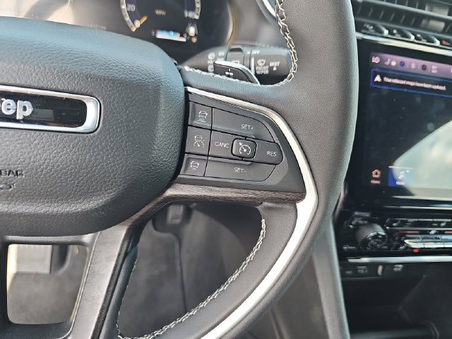 Used 2025 Jeep Grand Cherokee Limited AWD/4WD image 21