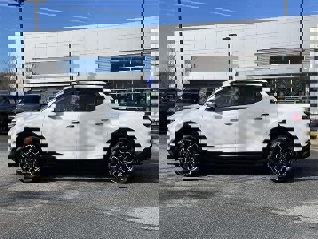 Used 2023 Hyundai Santa Cruz SE image 2