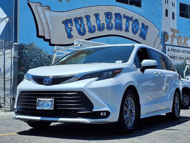 Used 2025 Toyota Sienna XLE w/ XLE Plus Package AWD/4WD image 1