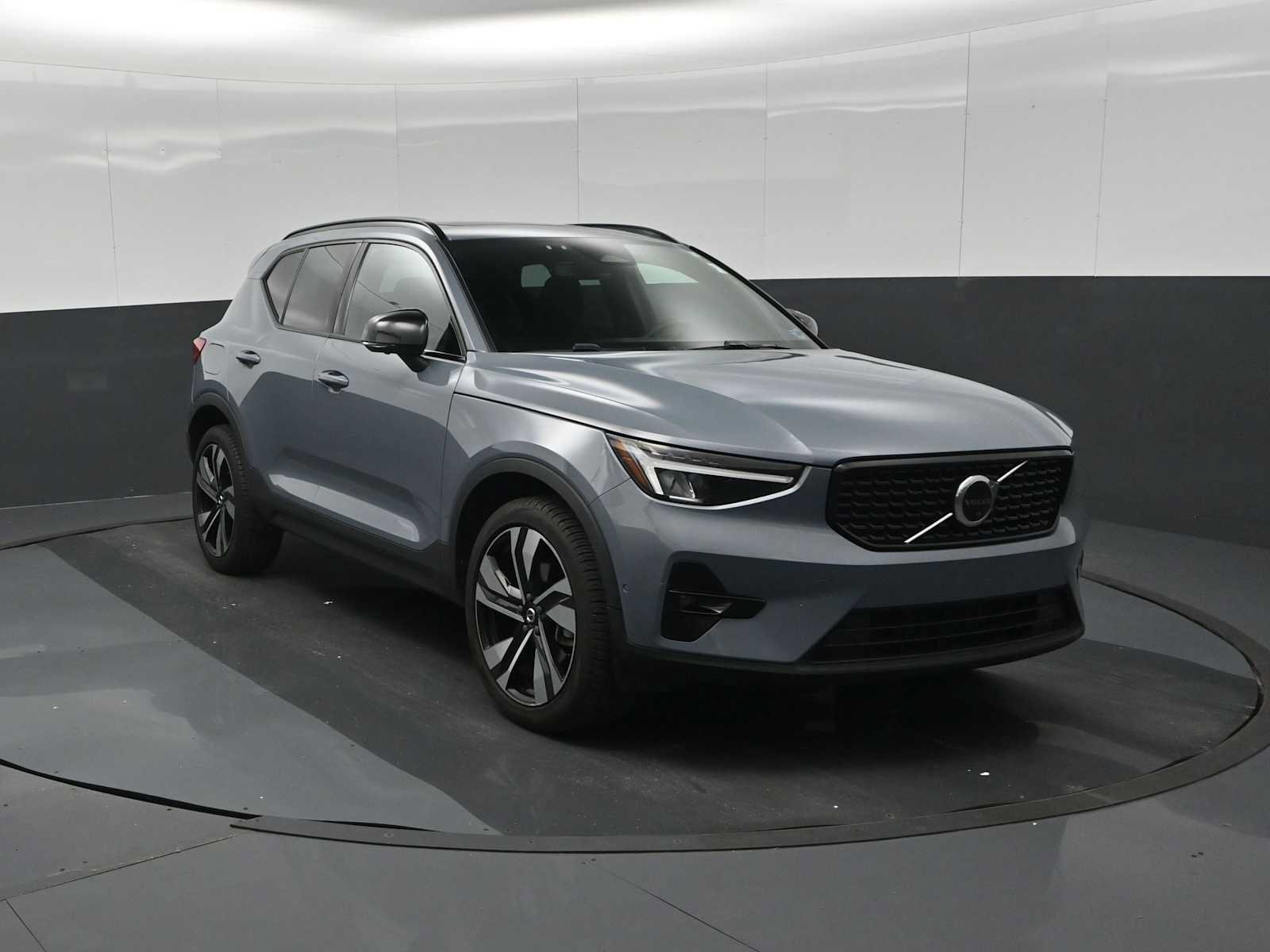 Used 2023 Volvo XC40 B5 Plus w/ Driver Assist Package AWD/4WD image 2