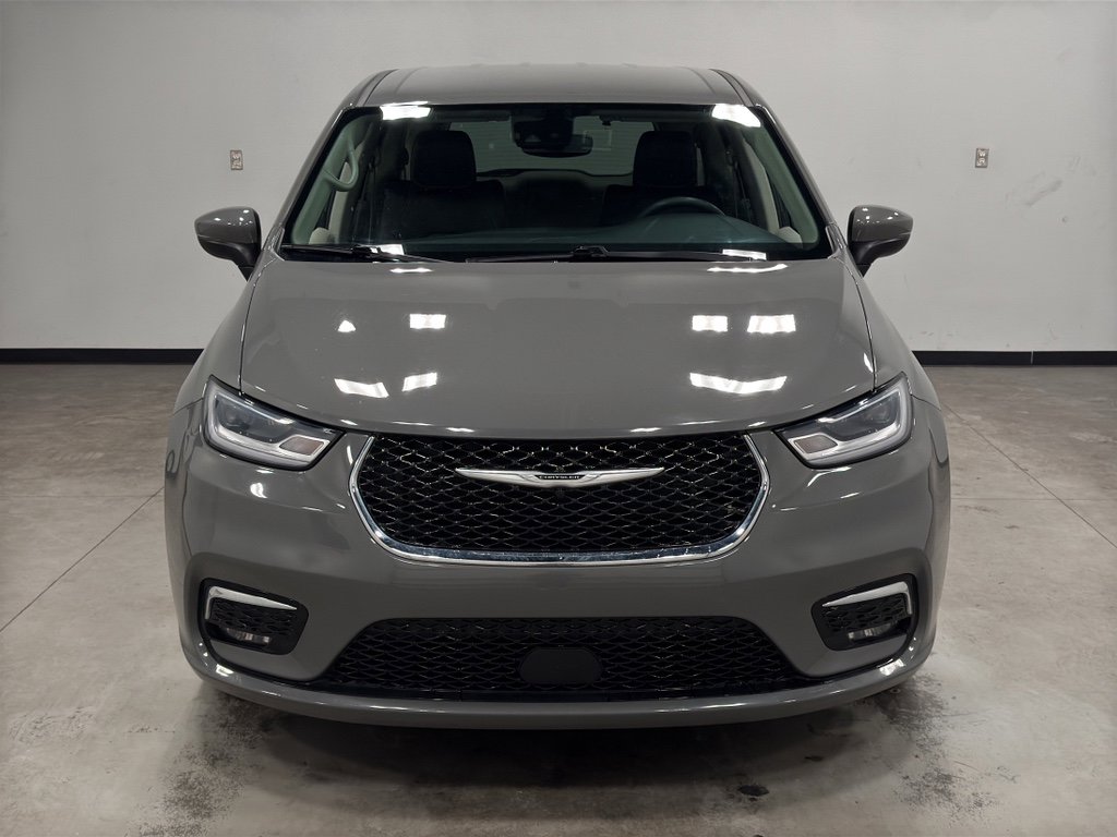 Used 2023 Chrysler Pacifica Touring-L image 3