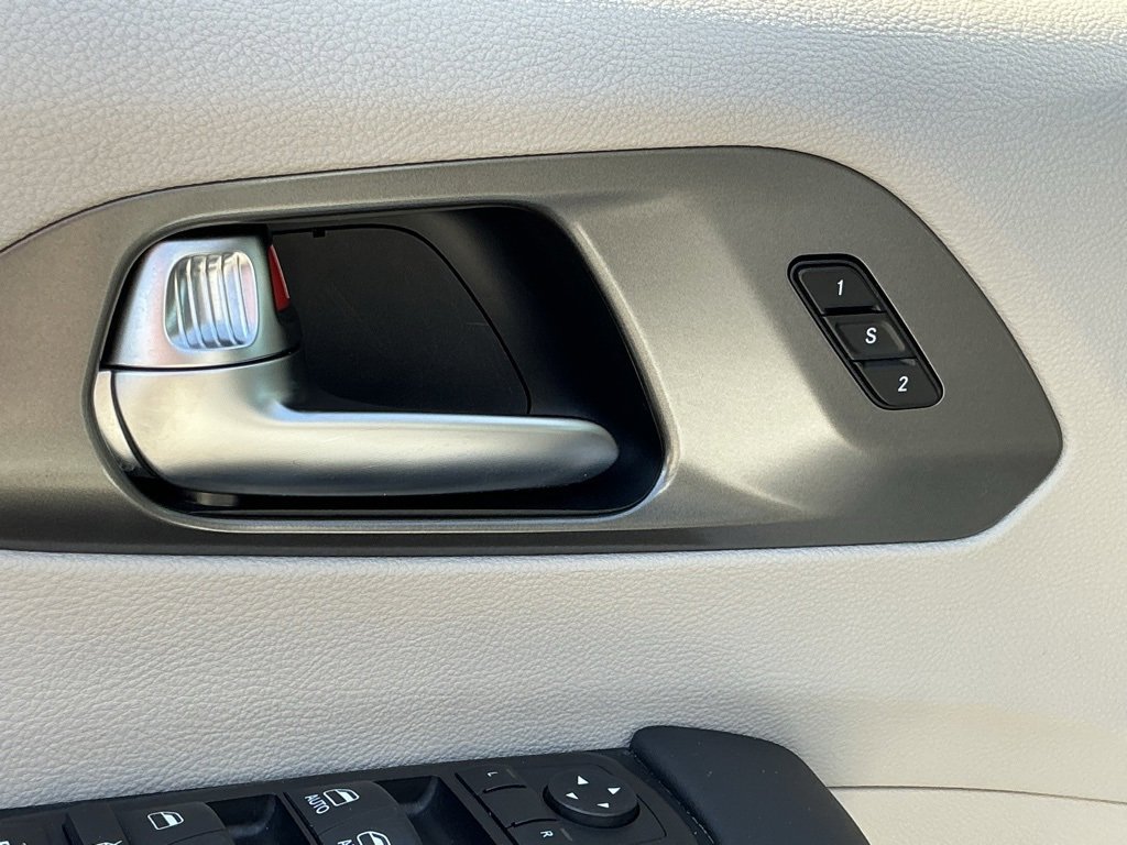 Used 2024 Chrysler Pacifica Touring-L image 34
