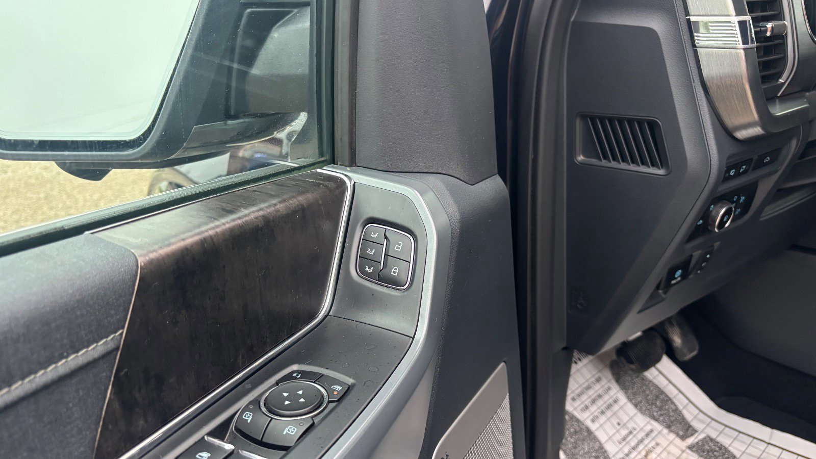 Certified 2022 Ford F150 Lariat image 30