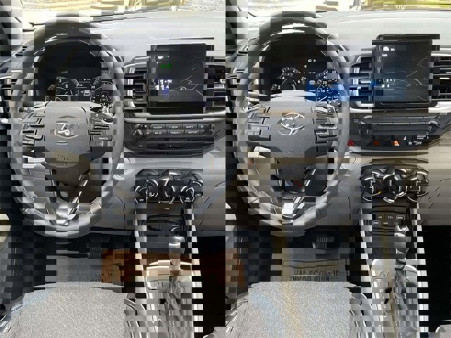 Used 2022 Hyundai Venue Limited image 13